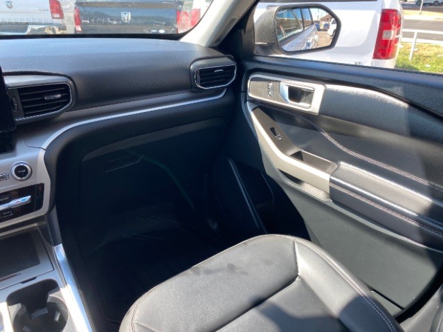 Ford Explorer Vehicle Full-screen Gallery Image 11