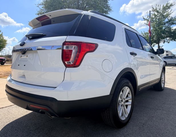 Ford Explorer Vehicle Full-screen Gallery Image 04