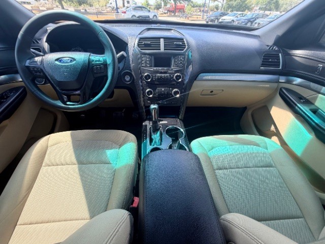 Ford Explorer Vehicle Full-screen Gallery Image 06