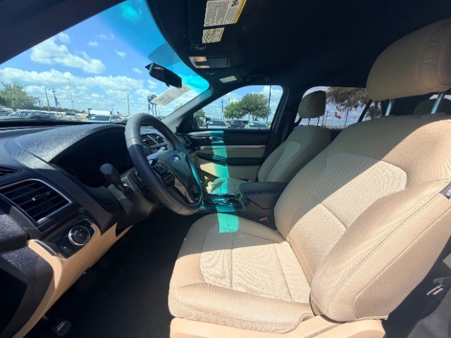 Ford Explorer Vehicle Full-screen Gallery Image 07