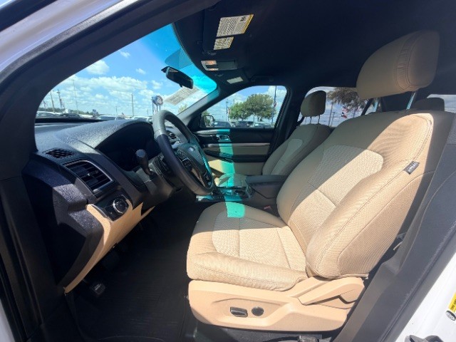 Ford Explorer Vehicle Full-screen Gallery Image 08