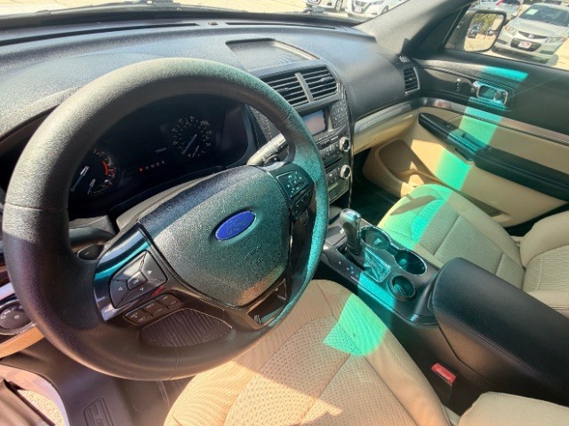 Ford Explorer Vehicle Full-screen Gallery Image 09