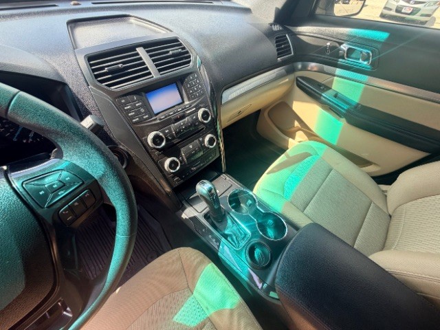 Ford Explorer Vehicle Full-screen Gallery Image 10
