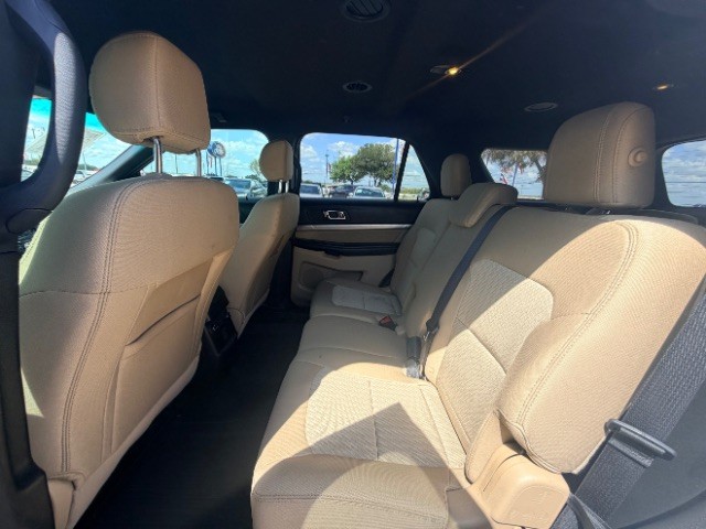 Ford Explorer Vehicle Full-screen Gallery Image 11