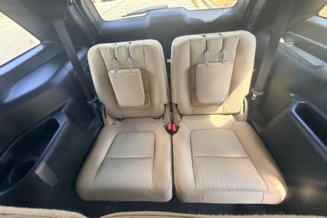 Ford Explorer Vehicle Full-screen Gallery Image 12