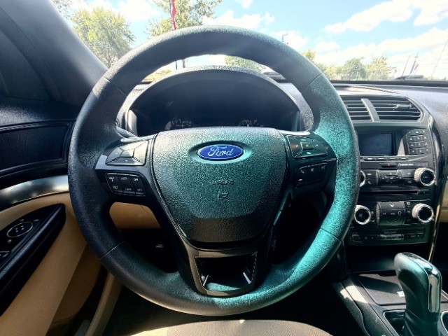 Ford Explorer Vehicle Full-screen Gallery Image 14