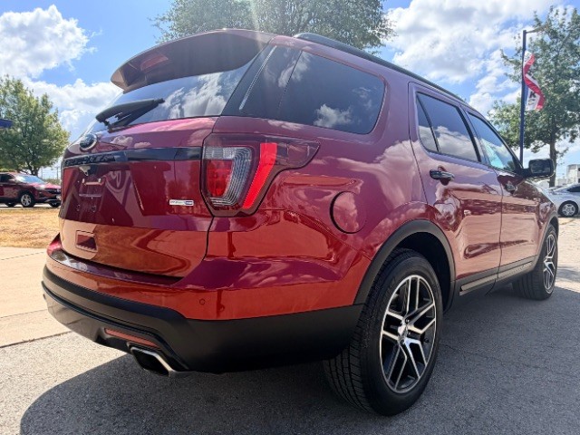 Ford Explorer Vehicle Full-screen Gallery Image 04