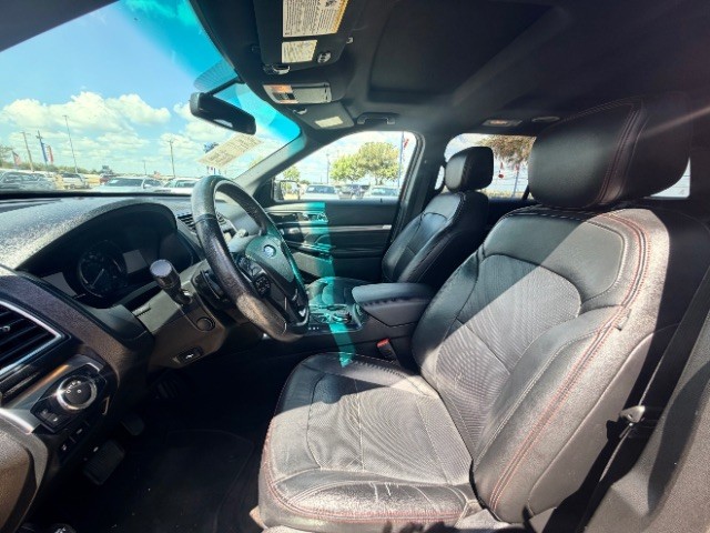 Ford Explorer Vehicle Full-screen Gallery Image 07