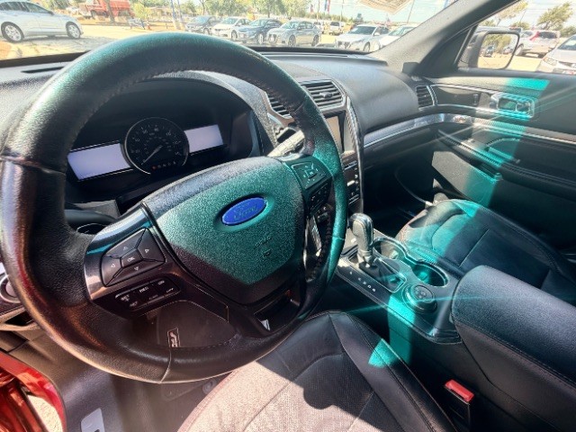 Ford Explorer Vehicle Full-screen Gallery Image 09