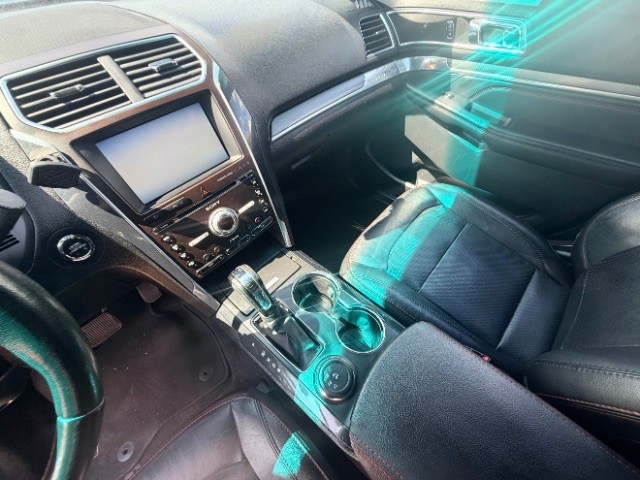 Ford Explorer Vehicle Full-screen Gallery Image 10