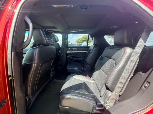 Ford Explorer Vehicle Full-screen Gallery Image 12