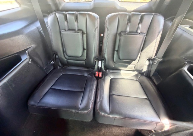 Ford Explorer Vehicle Full-screen Gallery Image 13
