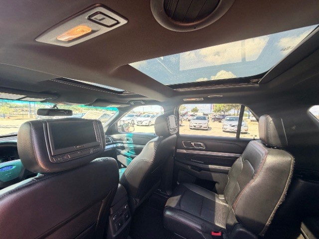 Ford Explorer Vehicle Full-screen Gallery Image 14