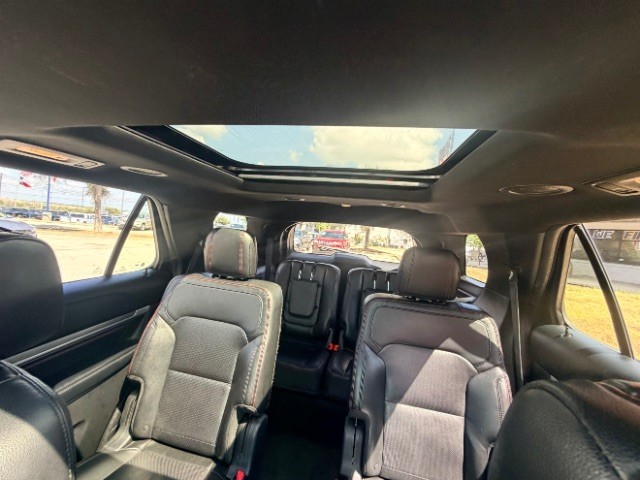 Ford Explorer Vehicle Full-screen Gallery Image 15