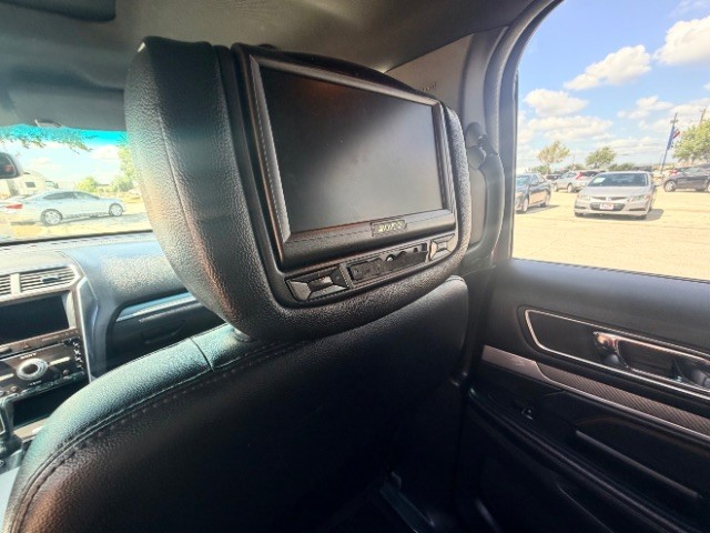 Ford Explorer Vehicle Full-screen Gallery Image 16