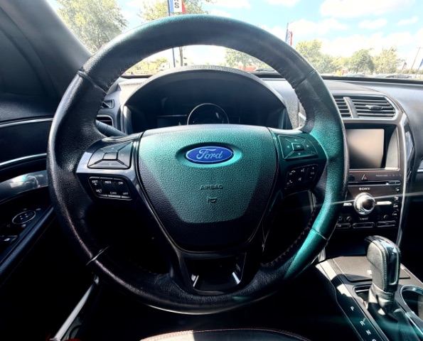 Ford Explorer Vehicle Full-screen Gallery Image 18