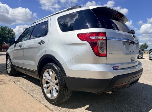 Ford Explorer Vehicle Full-screen Gallery Image 05