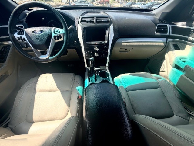 Ford Explorer Vehicle Full-screen Gallery Image 06