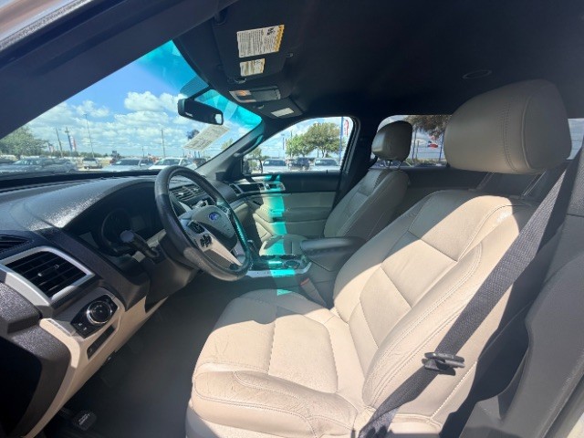 Ford Explorer Vehicle Full-screen Gallery Image 07