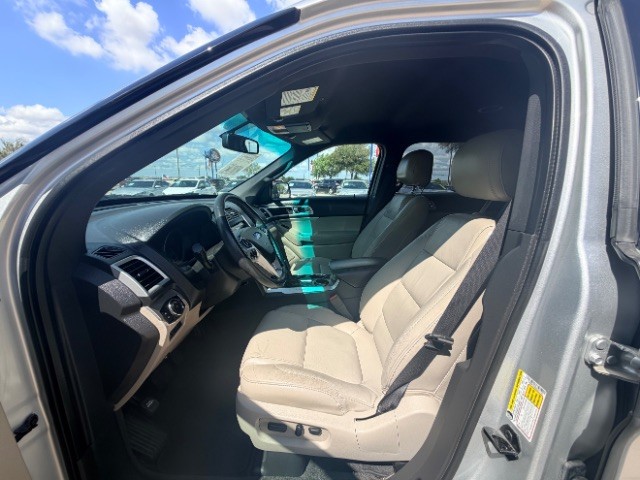 Ford Explorer Vehicle Full-screen Gallery Image 08