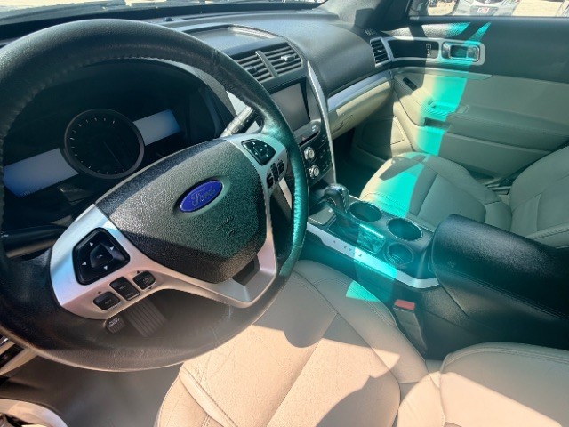 Ford Explorer Vehicle Full-screen Gallery Image 09
