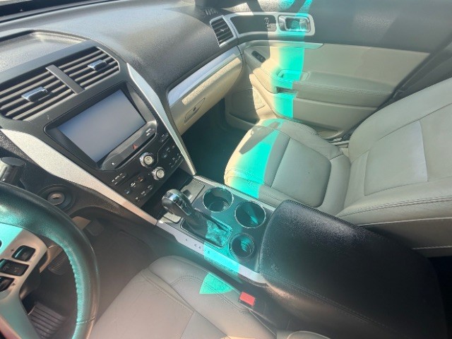 Ford Explorer Vehicle Full-screen Gallery Image 10