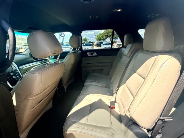 Ford Explorer Vehicle Full-screen Gallery Image 11