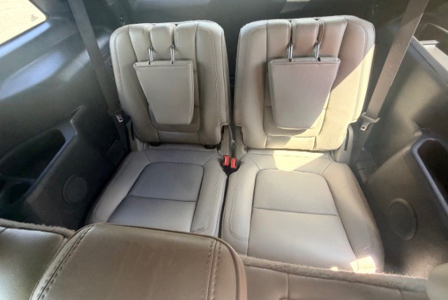 Ford Explorer Vehicle Full-screen Gallery Image 12