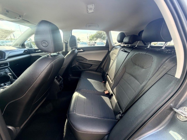 Volkswagen Taos Vehicle Full-screen Gallery Image 11