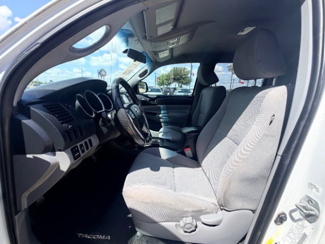 Toyota Tacoma Vehicle Full-screen Gallery Image 07