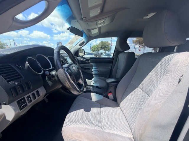 Toyota Tacoma Vehicle Full-screen Gallery Image 08