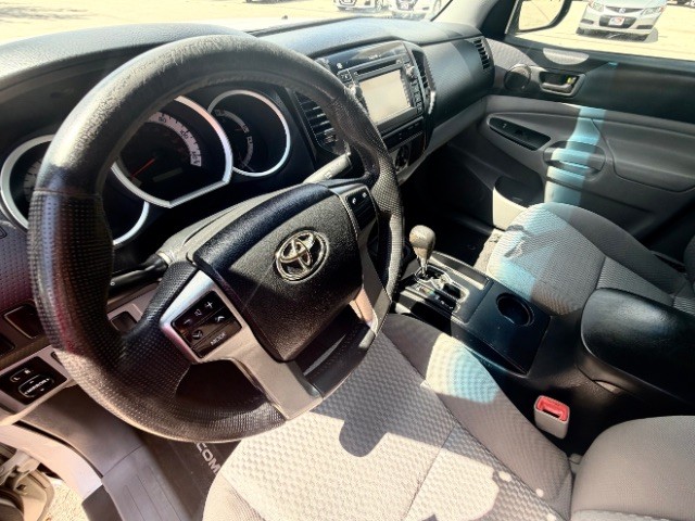 Toyota Tacoma Vehicle Full-screen Gallery Image 09