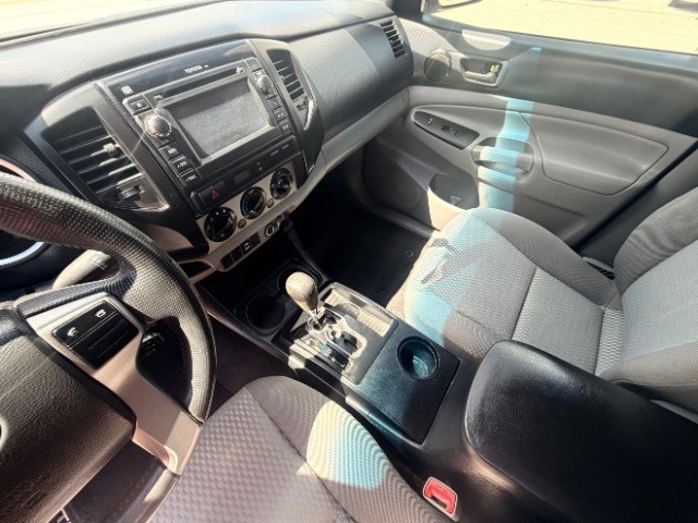 Toyota Tacoma Vehicle Full-screen Gallery Image 10