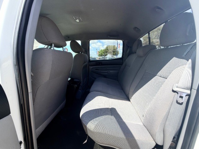 Toyota Tacoma Vehicle Full-screen Gallery Image 11