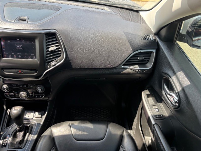 Jeep Cherokee Vehicle Full-screen Gallery Image 09