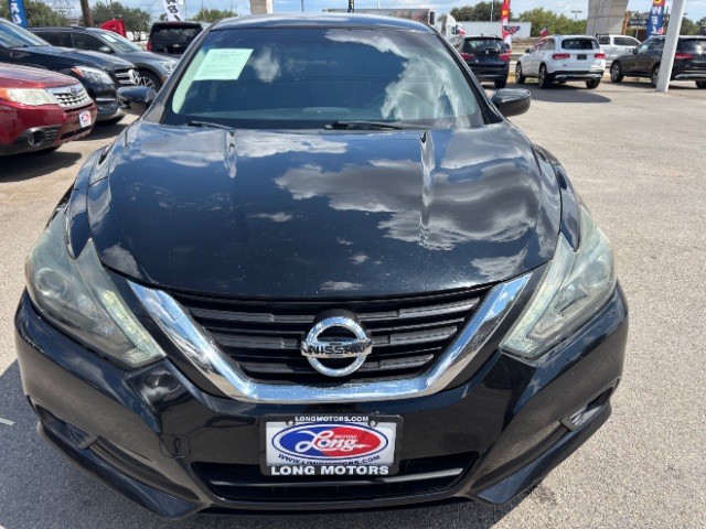 Nissan Altima Vehicle Full-screen Gallery Image 02