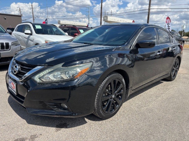 Nissan Altima Vehicle Full-screen Gallery Image 03