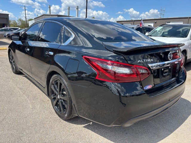 Nissan Altima Vehicle Full-screen Gallery Image 04