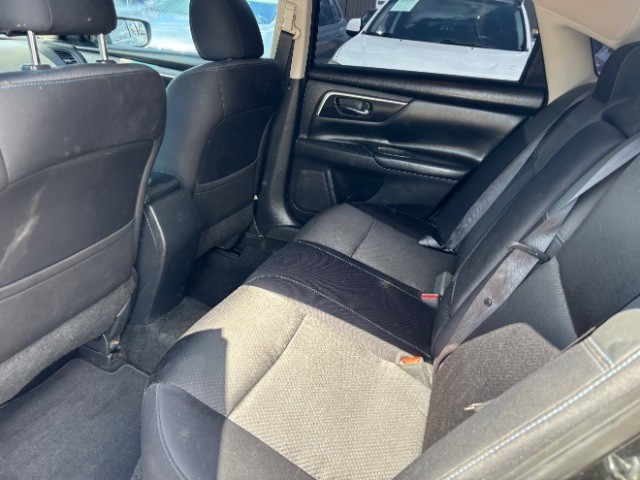 Nissan Altima Vehicle Full-screen Gallery Image 06