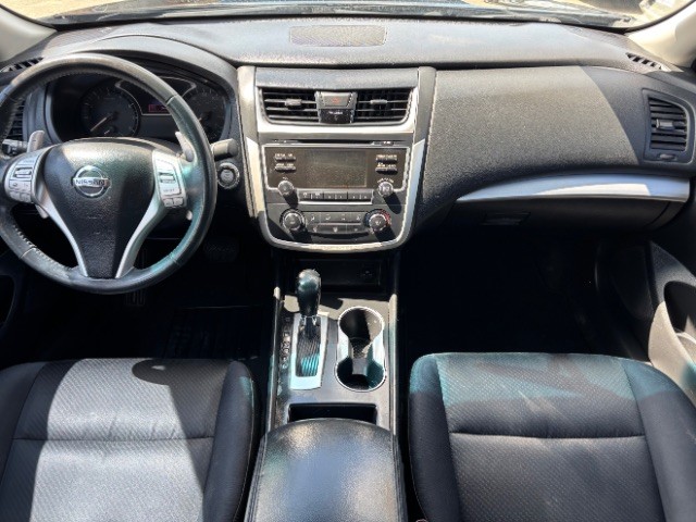 Nissan Altima Vehicle Full-screen Gallery Image 07