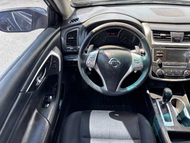 Nissan Altima Vehicle Full-screen Gallery Image 08