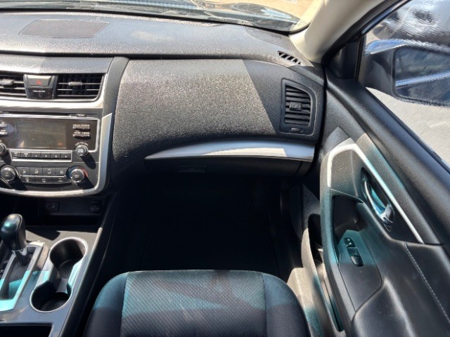 Nissan Altima Vehicle Full-screen Gallery Image 09