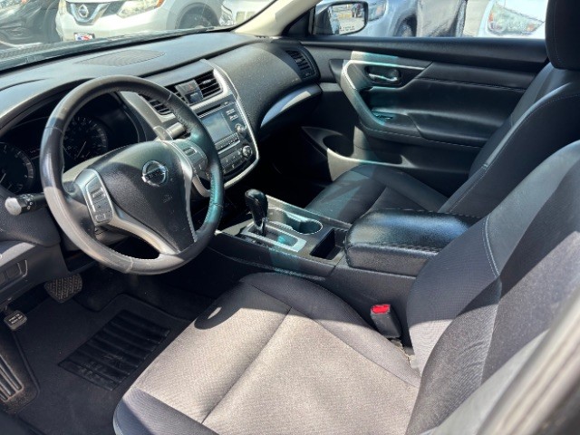 Nissan Altima Vehicle Full-screen Gallery Image 11