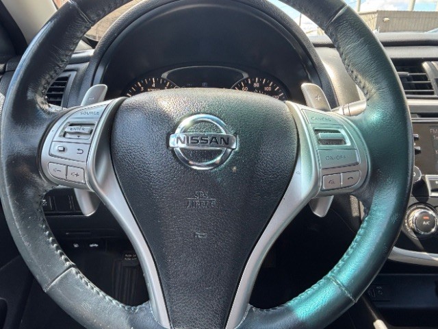 Nissan Altima Vehicle Full-screen Gallery Image 12