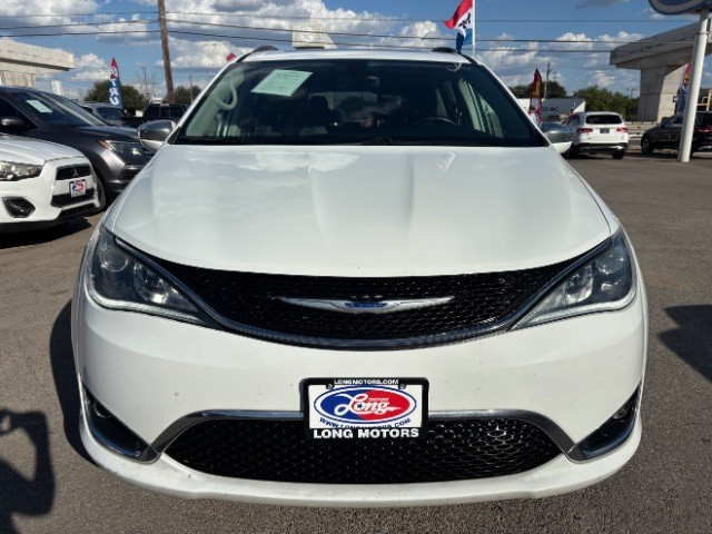 Chrysler Pacifica Vehicle Full-screen Gallery Image 02
