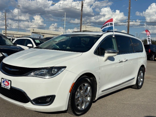 Chrysler Pacifica Vehicle Full-screen Gallery Image 03