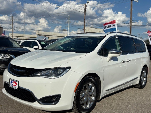Chrysler Pacifica Vehicle Full-screen Gallery Image 04