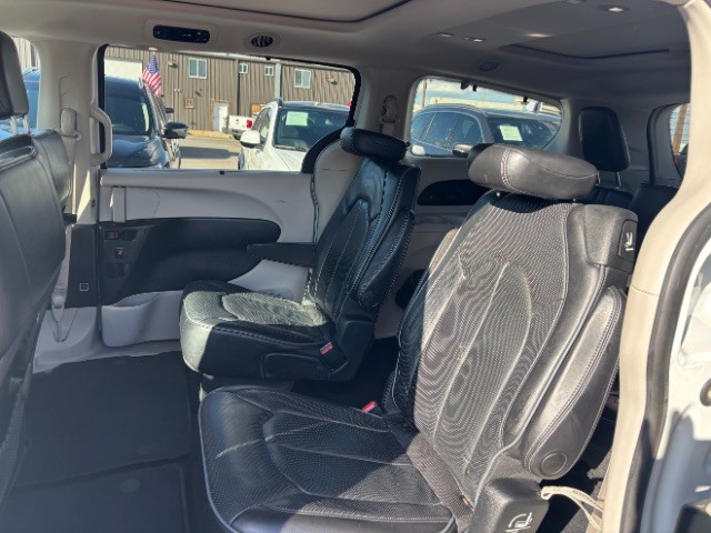 Chrysler Pacifica Vehicle Full-screen Gallery Image 07