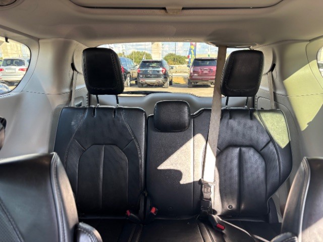 Chrysler Pacifica Vehicle Full-screen Gallery Image 08