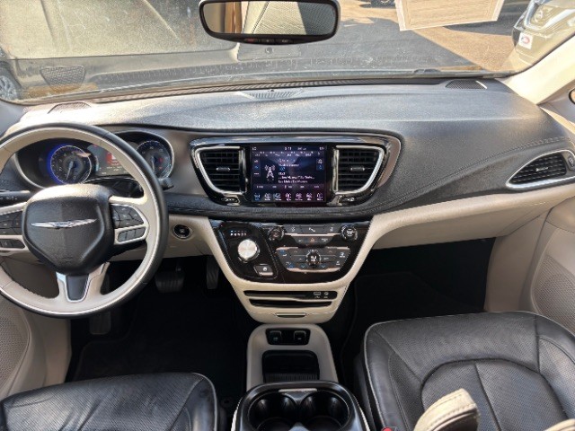 Chrysler Pacifica Vehicle Full-screen Gallery Image 09